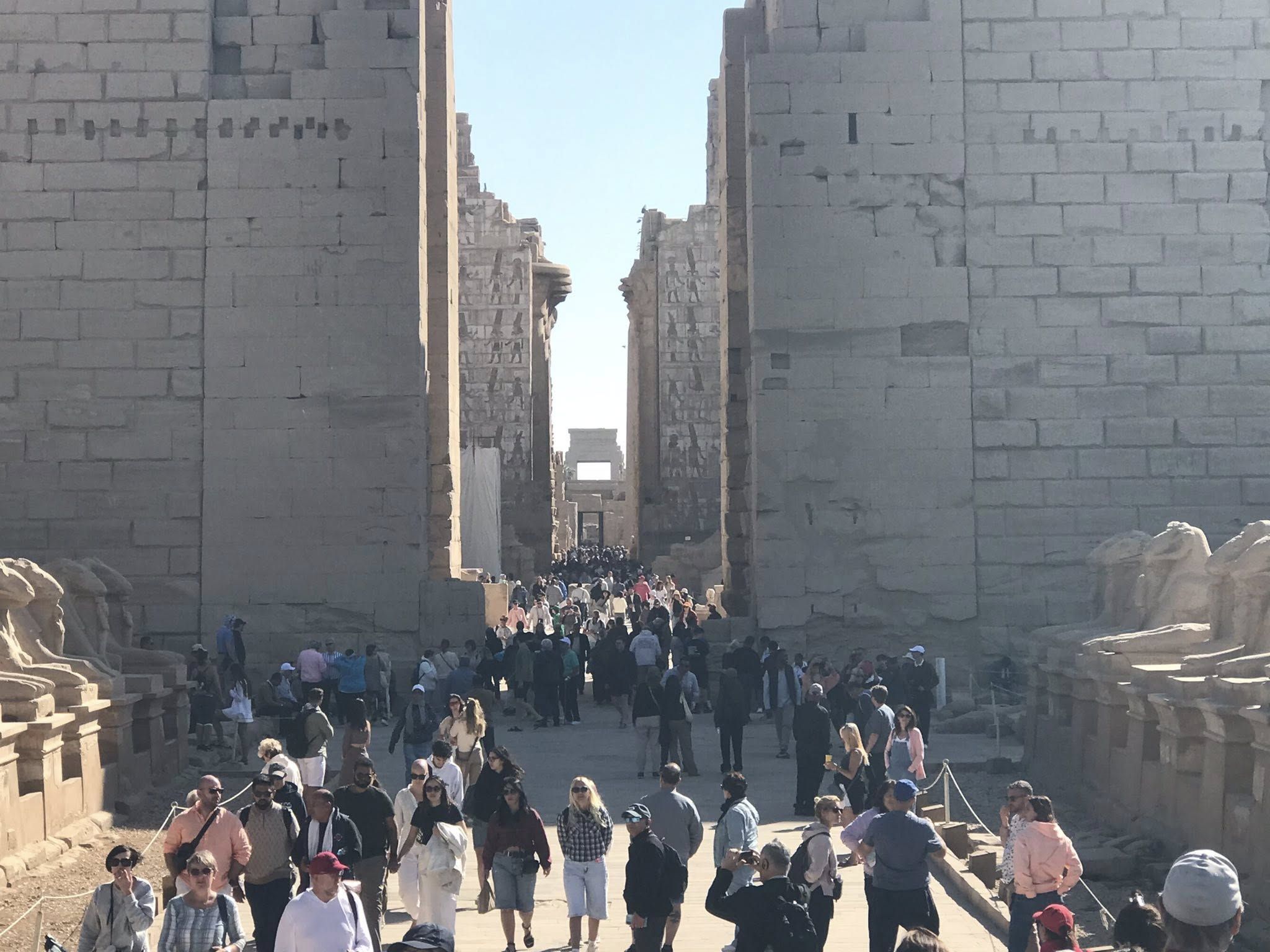 الأفواج السياحية والأجانب من حول العالم يستمعون في قلب معابد الكرنك