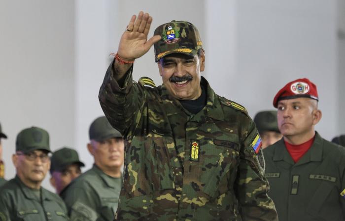 بعد مكالمة ترامب.. الرئيس الفنزويلي مادورو يظهر علنا منهيا تكهنات بهروبه ويحتسي القهوة