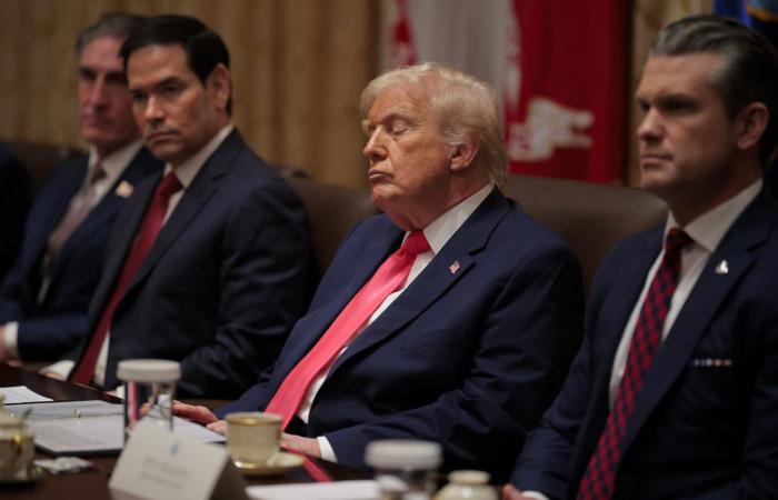 بدا وكأنه يغفو.. ماذا حدث لترامب خلال اجتماع مجلس الوزراء؟