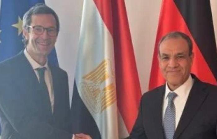 وزير الخارجية يلتقى مستشار الأمن القومى بالمستشارية الألمانية