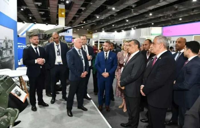 وزير الدولة للإنتاج الحربي يزور أجنحة عدد من الشركات المشاركة بمعرض ”EDEX 2025”