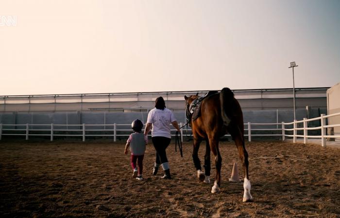 شاهد كيف تحول إنقاذ حصان مصاب إلى ناد للفروسية في أبوظبي