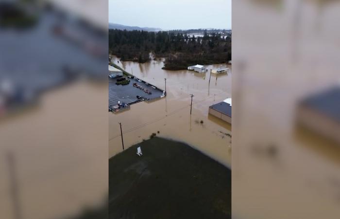 فيضانات عارمة ناجمة عن ظاهرة “النهر الجوي” تضرب ولايات أمريكية