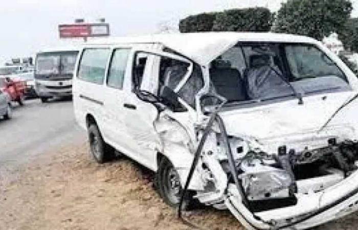 إصابة 14 شخصا إثر تصادم ميكروباص بسيارة ملاكي في البحيرة