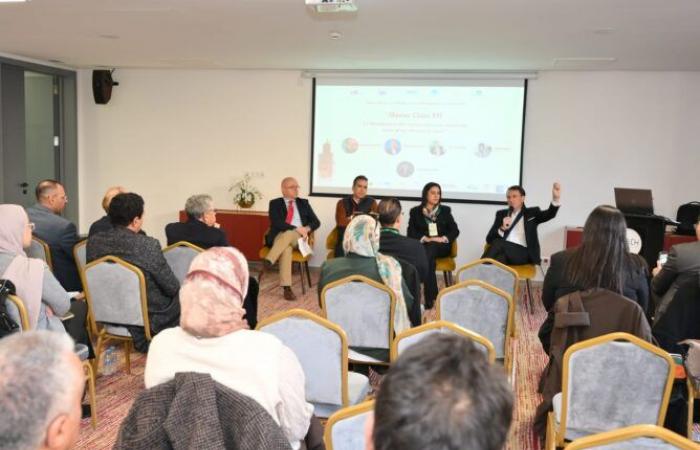 : خبراء
دوليون
في
مراكش
يرسمون
ملامح
مستقبل
العمل
في
عالم
ما
بعد
الجائحة