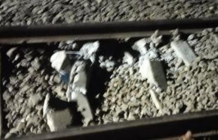 تغيير الفلنكات بموقع سقوط حاويات فارغة من أعلى قطار بطوخ.. مباشر