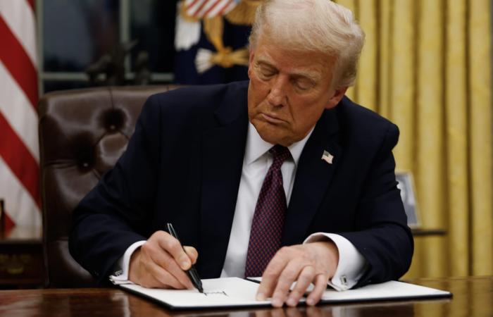 بينها دول عربية.. ترامب يوقع أمراً تنفيذياً لـ”تشديد القيود” على دخول الأجانب من عدة بلدان