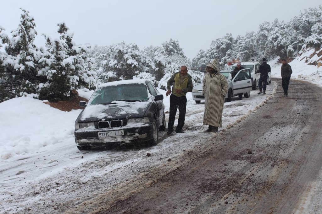 الثلوج تحاصر مواطنين داخل سيارة نواحي أزيلال والسلطات تستنفر أجهزتها لفك العزلة