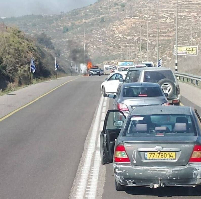 إصابة مواطن وابنته وحرق مركبتهما جراء اعتداء مستعمرين عليهما قرب اللبن الشرقية