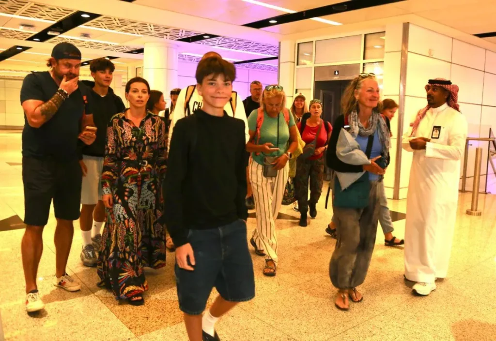 السعودية تستقبل الدفعة الثانية من السياح العالقين في سقطرى اليمنية