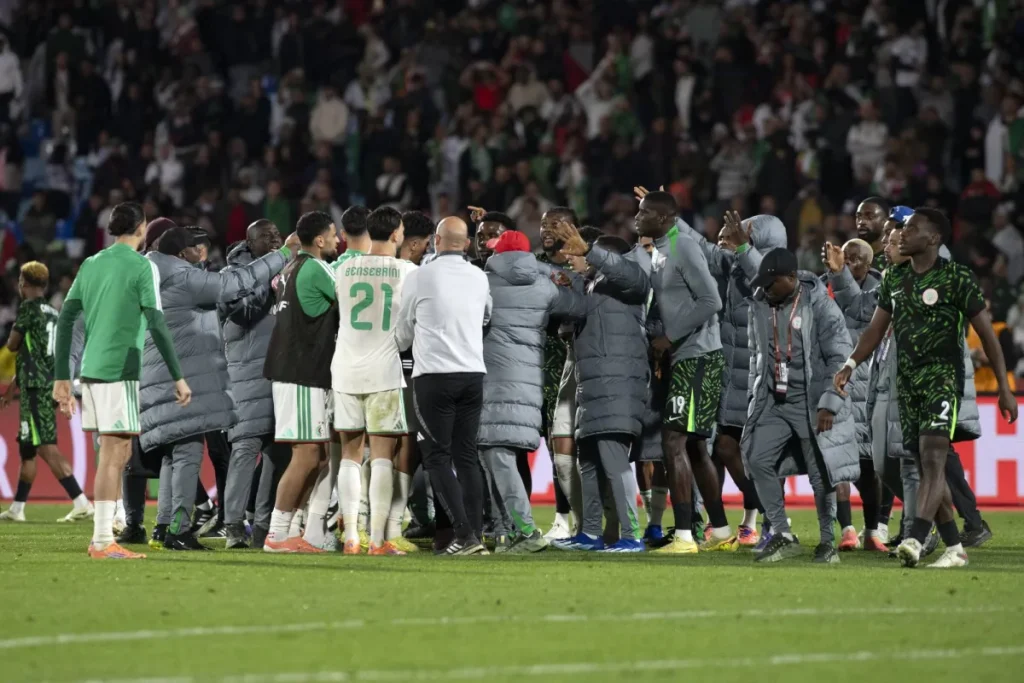 اشتباكات بين لاعبي الجزائر ونيجيريا… والحكم يخرج في حماية الأمن