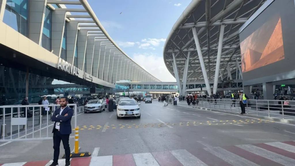 مطالبات بإعفاء المغتربين من «جمارك الجوال»