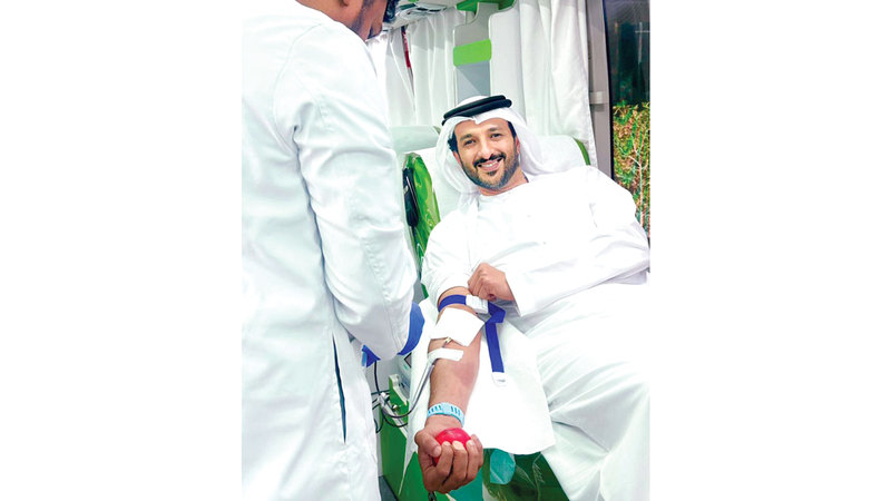 بن طوق وكوادر «الاقتصاد والسياحة» يتبرعون لحملة «دمي لوطني»