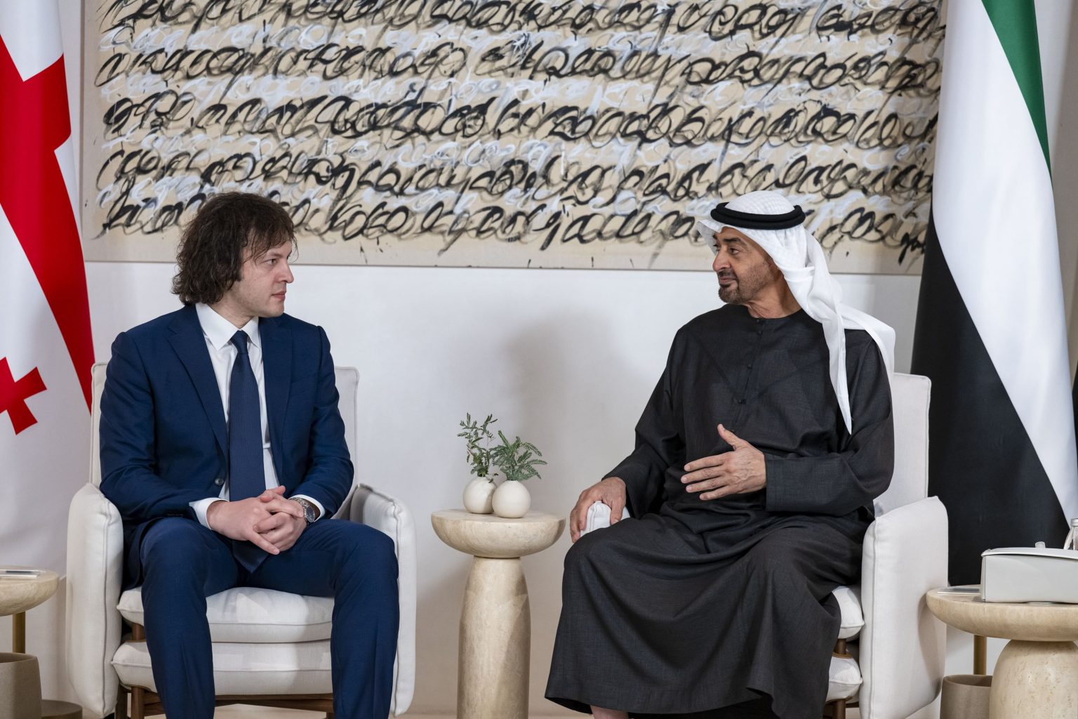 محمد بن زايد ورئيس وزراء جورجيا يبحثان تعزيز التعاون في إطار الشراكة الاقتصادية بين البلدين