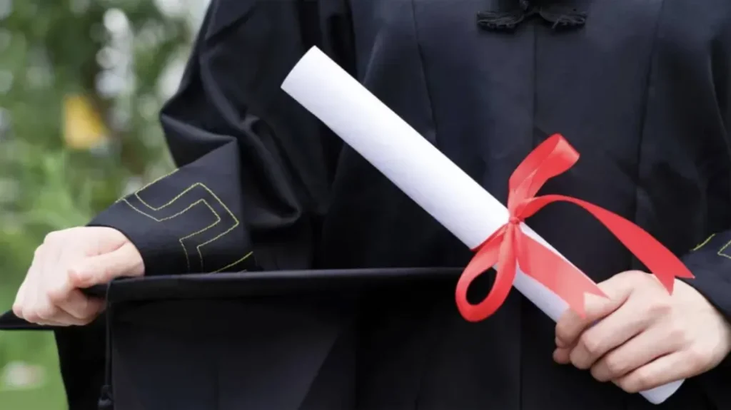 سقوط «معلّم كامبريدج» الزائف… شهادة مزوَّرة تُنهي مسيرته التعليمية