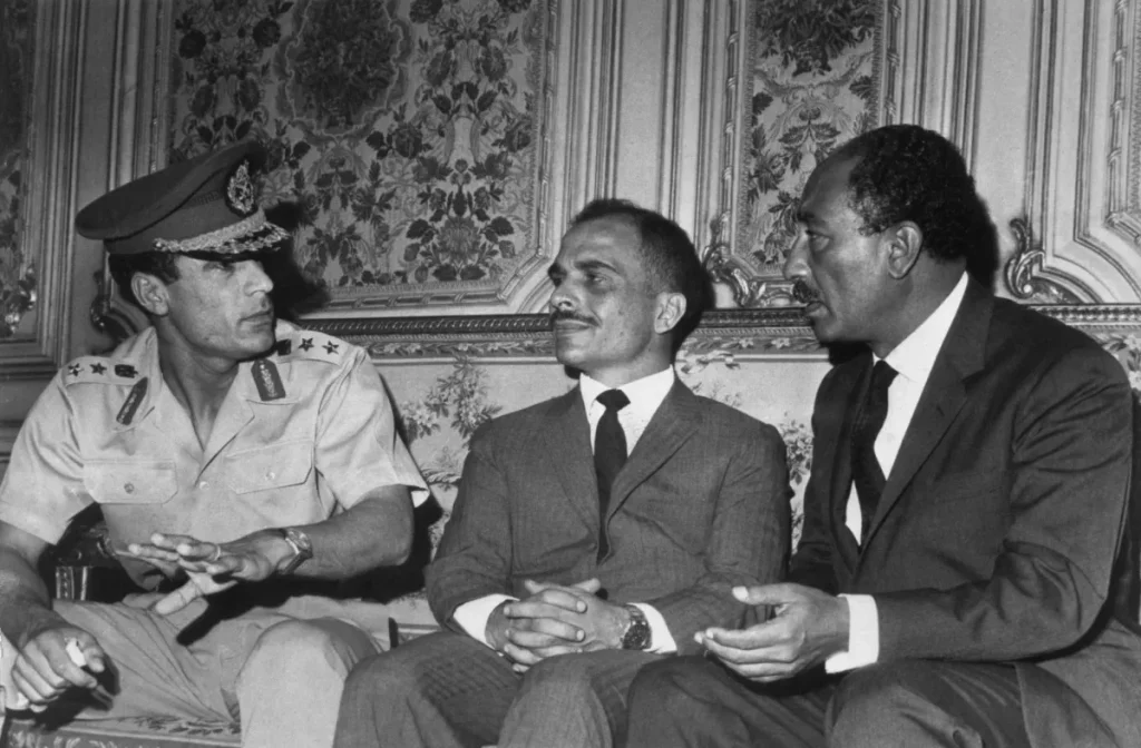 القذافي حاول اغتيال الملك حسين بصاروخ سلمه لوديع حداد