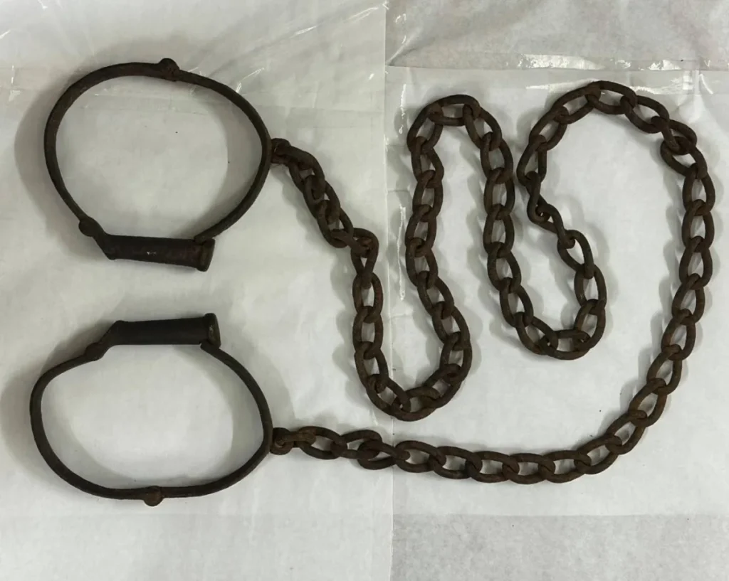 «تحدّي التاريخ» أم التربّح من الألم؟… مزاد اسكوتلندي يثير الجدل حول قيود الاستعباد