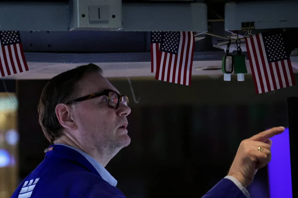 تعافٍ حذر للعقود الآجلة الأميركية بعد موجة بيع حادة