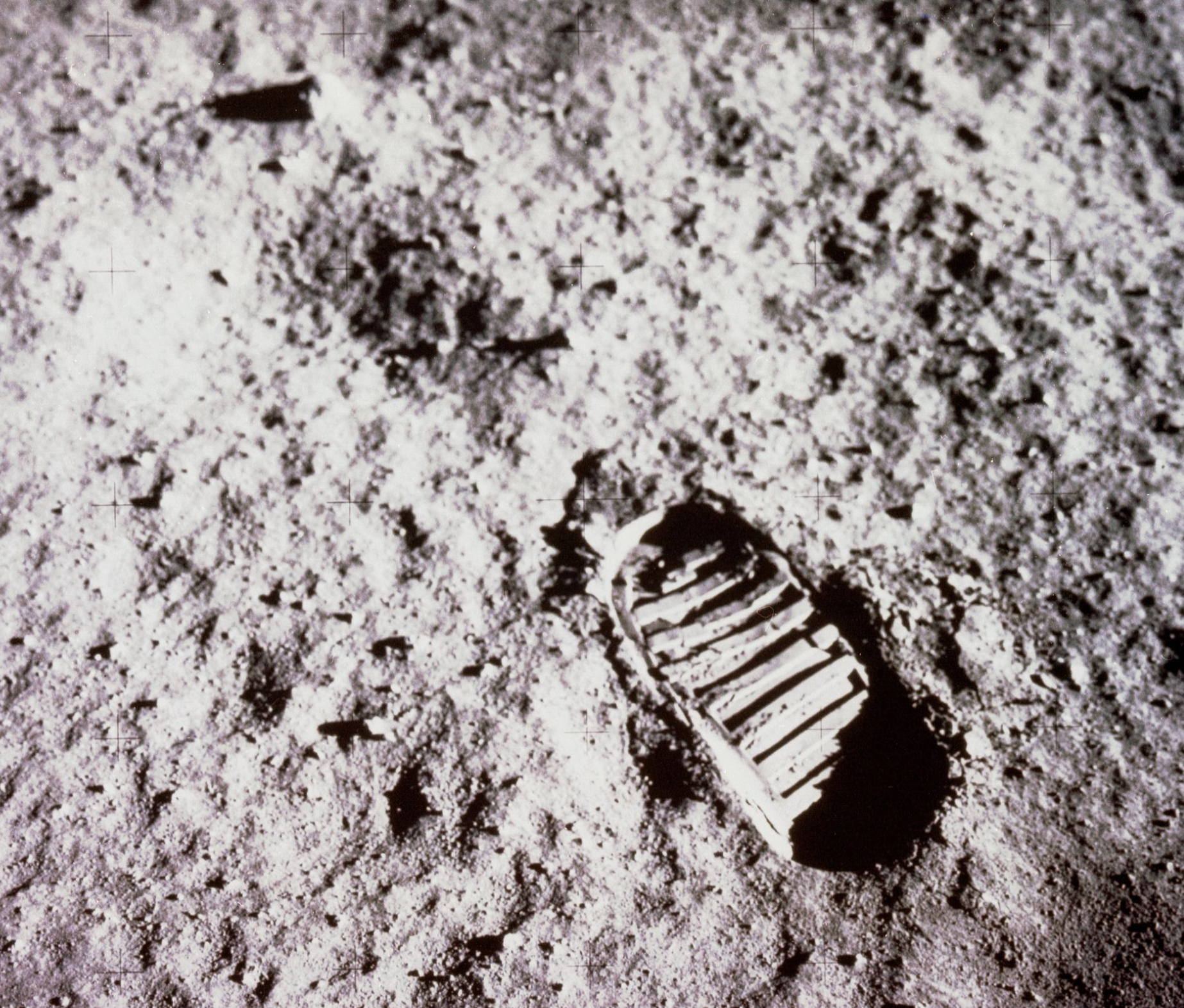 صورة أيقونية لأثر قدم بسطح القمر خلال السير على القمر في مهمة «أبوبو 11» 20 يوليو 1969 (ناسا)