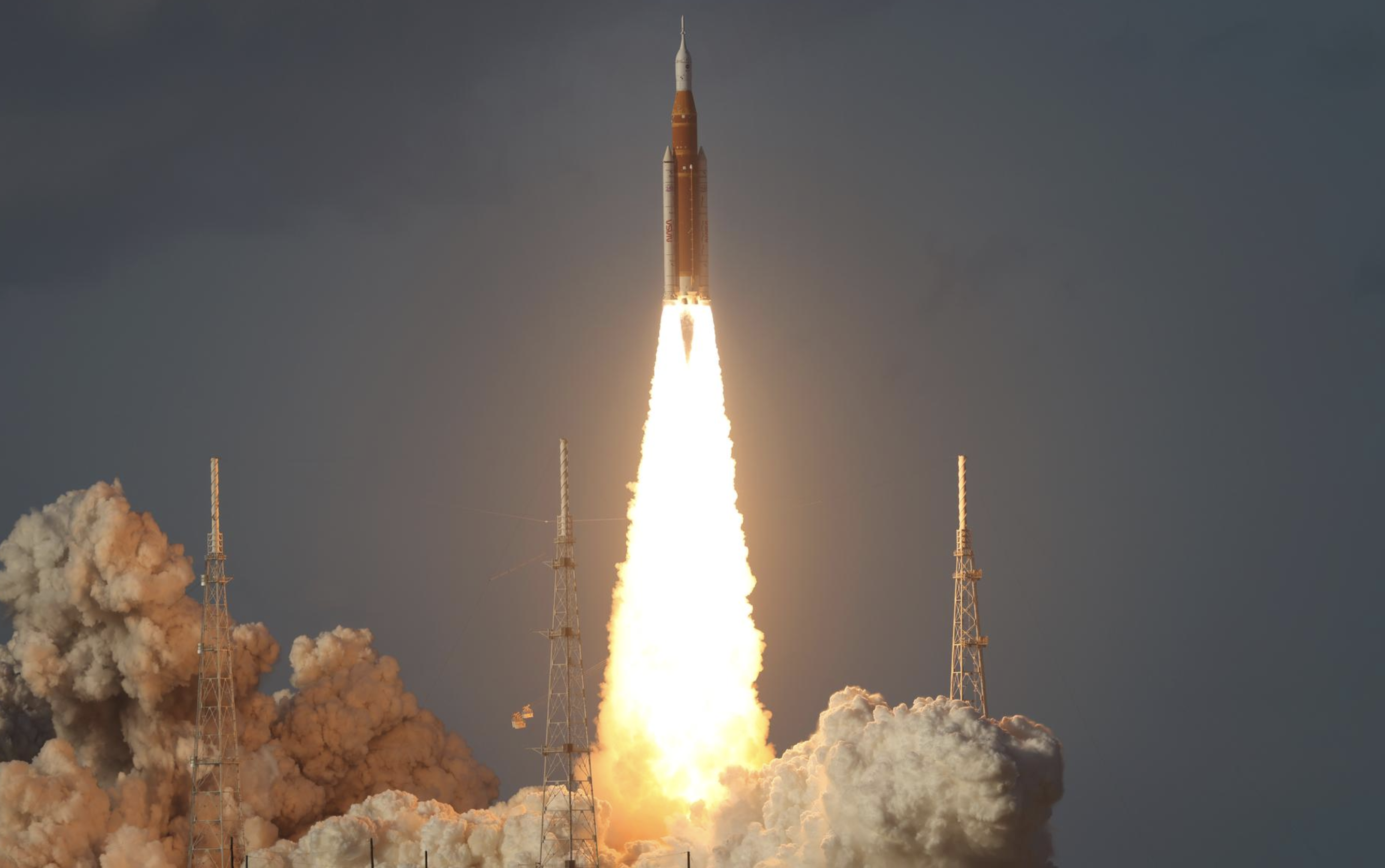 صاروخ «ناسا» العملاق «أرتميس إس إل إس» في مركز كيندي الفضائي (ناسا)