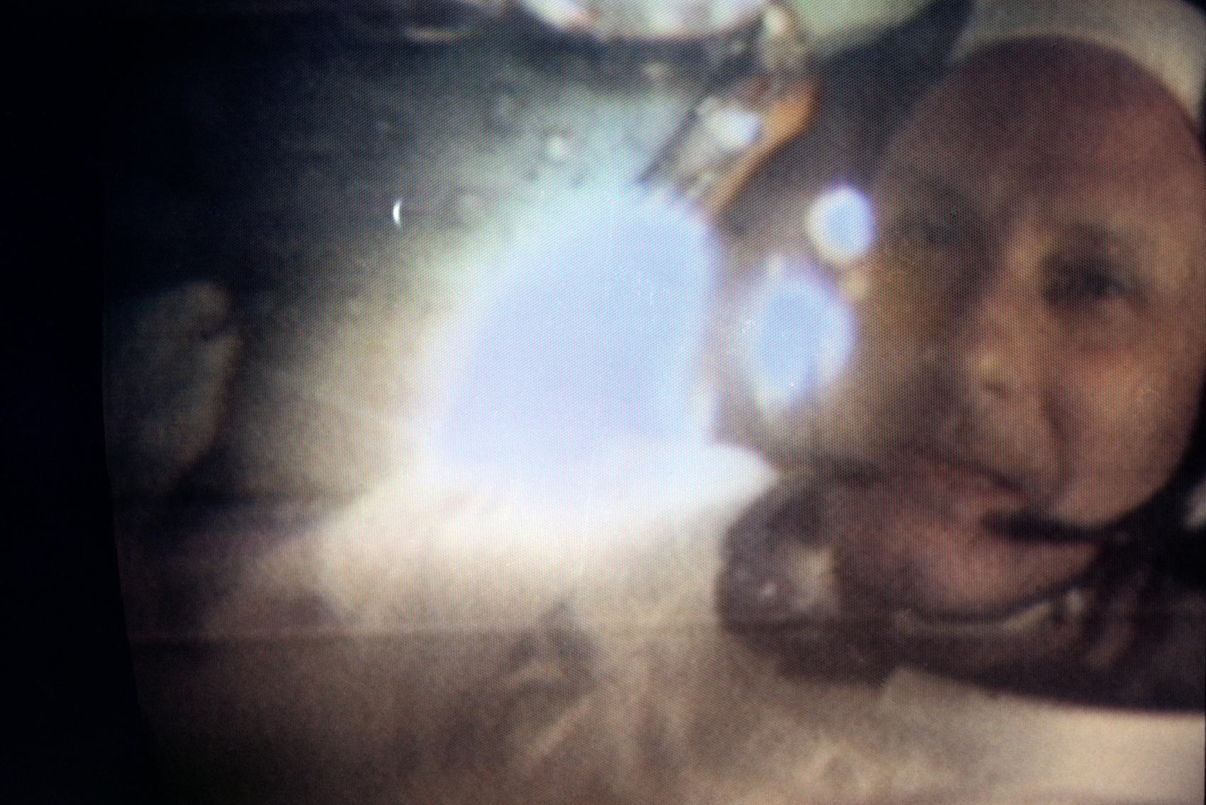 لقطة مقرّبة لوجه رائد الفضاء توماس سترافورد قائد مهمة «أبوبو 10» (ناسا)